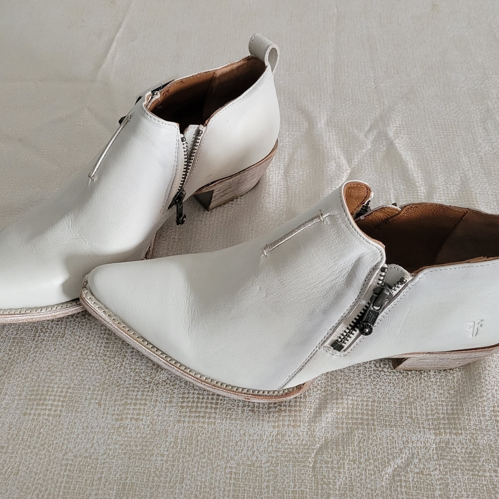 Frye Women's Sacha Moto Shootie White Booties. Size 10M
